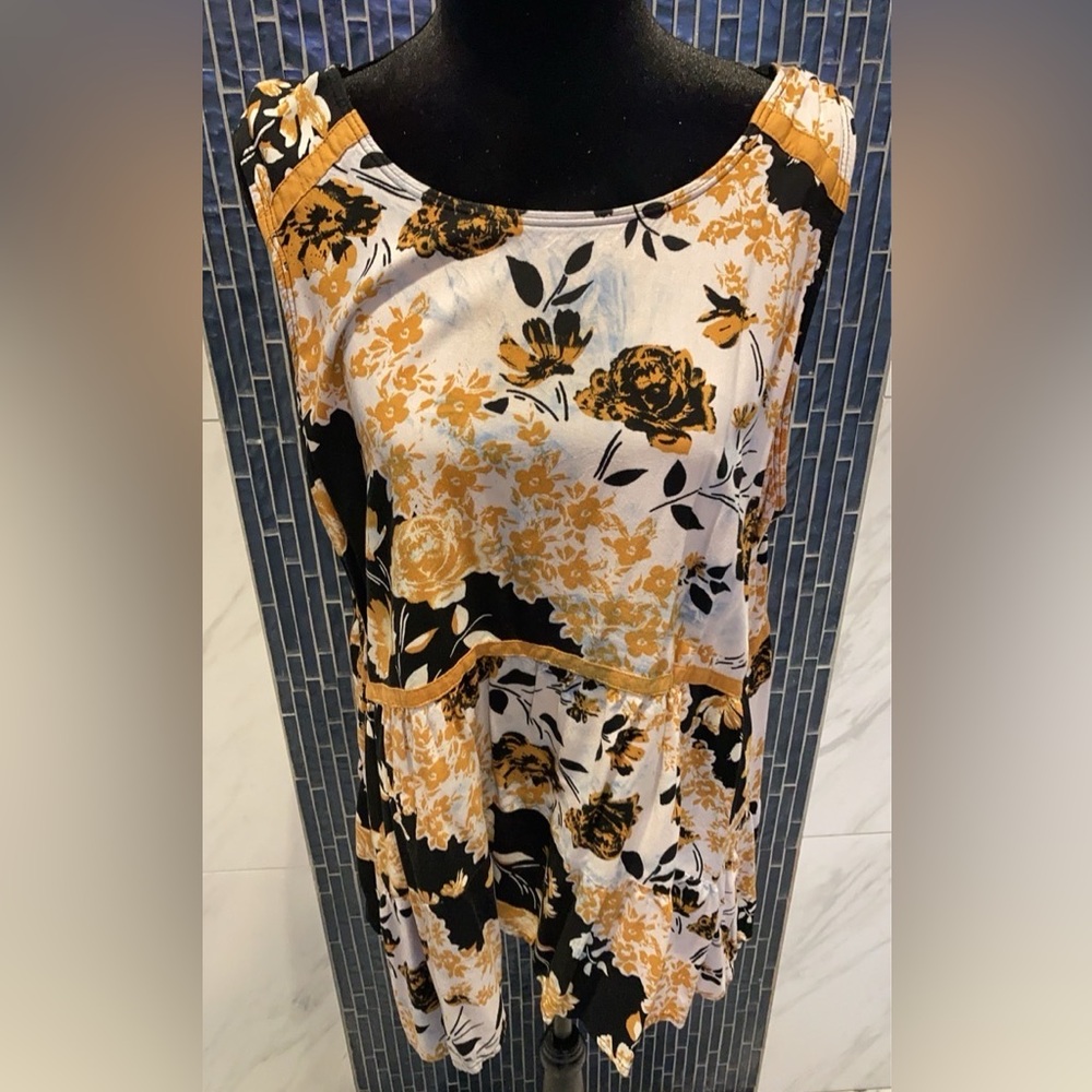 Maurice’s ⭐️ Top Black and Gold Floral Decal top